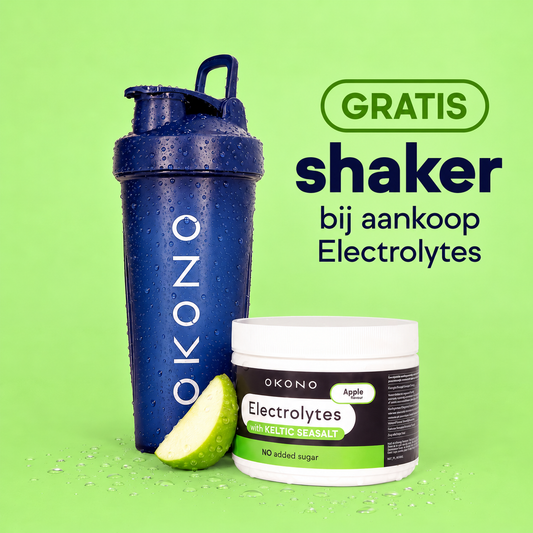 A promotional product shot on a light green background showing a blue OKONO shaker bottle next to a white and green OKONO Electrolytes jar, with a lime slice and Dutch text reading 'GRATIS shaker bij aankoop Electrolytes'.