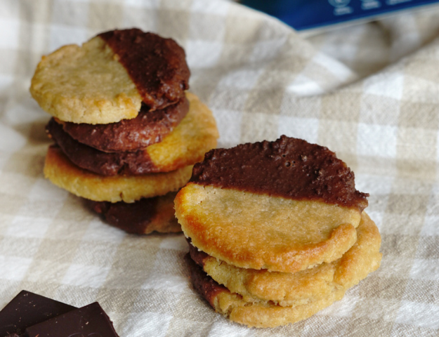 Almond chocolate cookies