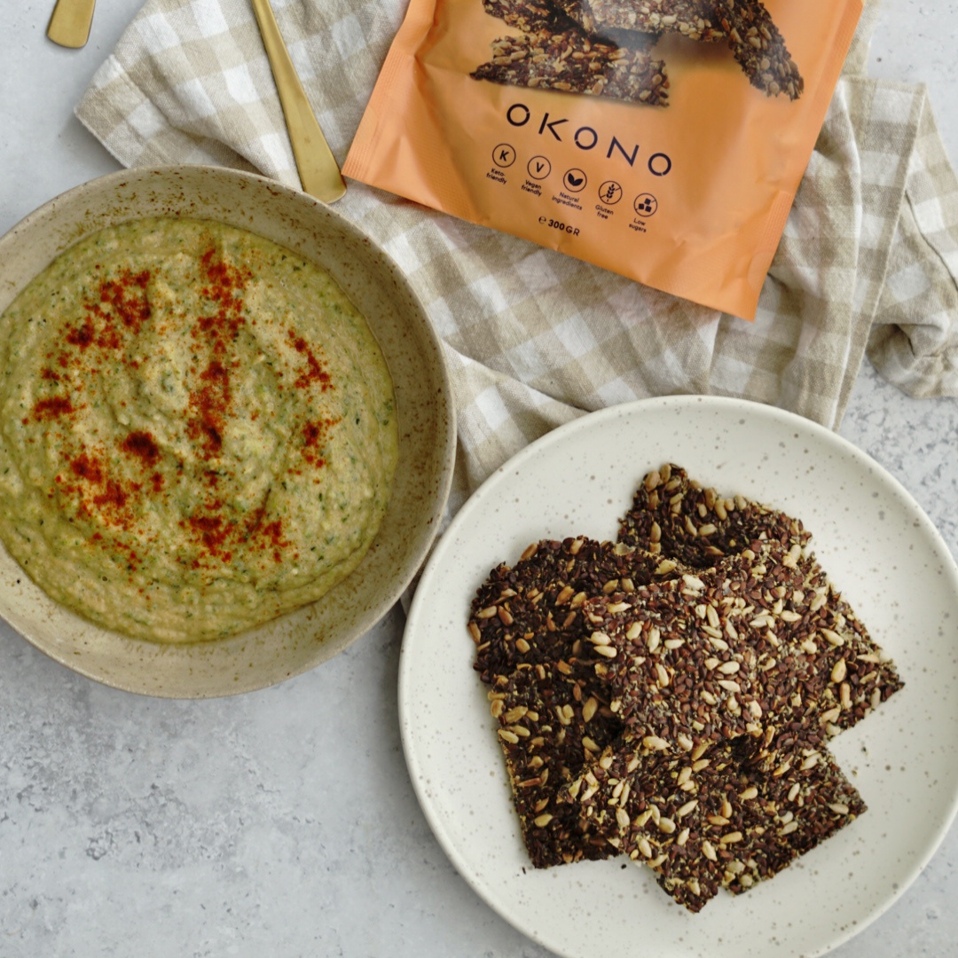 Crackers with zucchini hummus