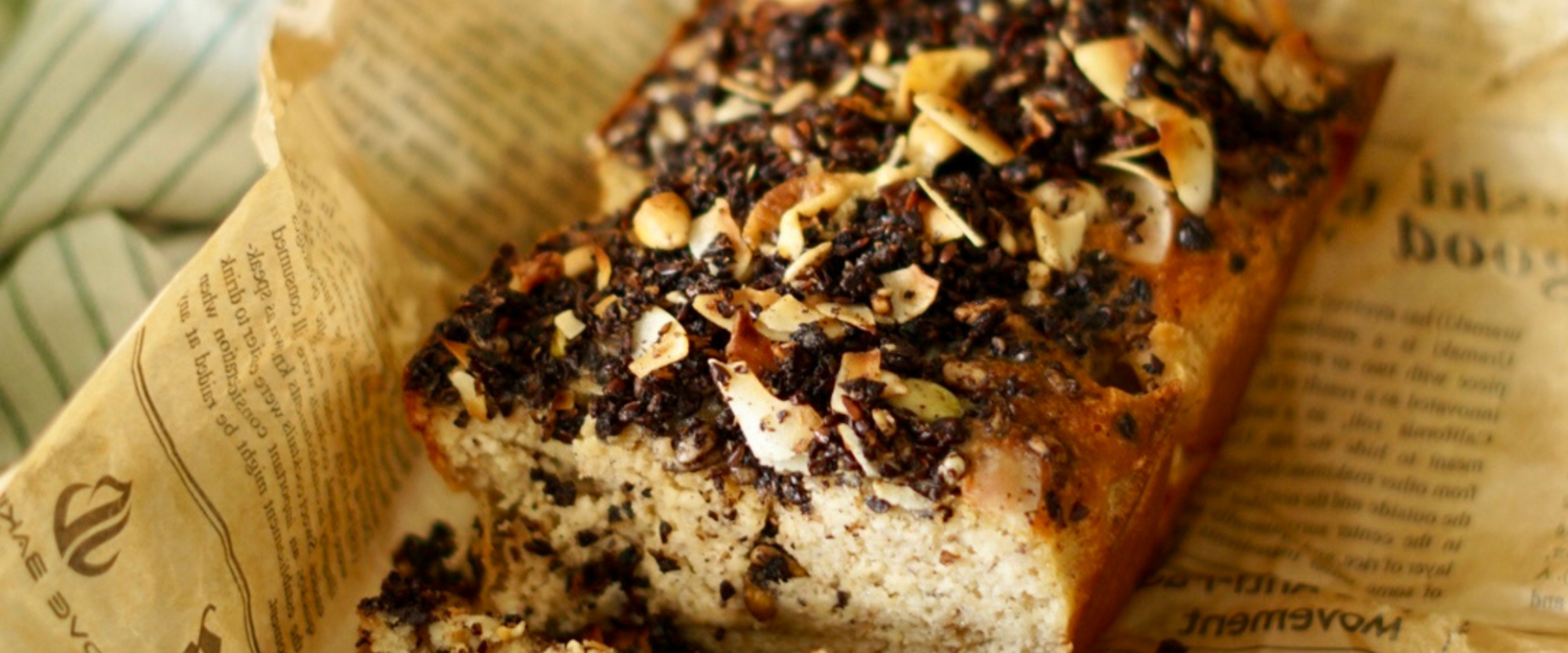 Cake with crunchy granola topping