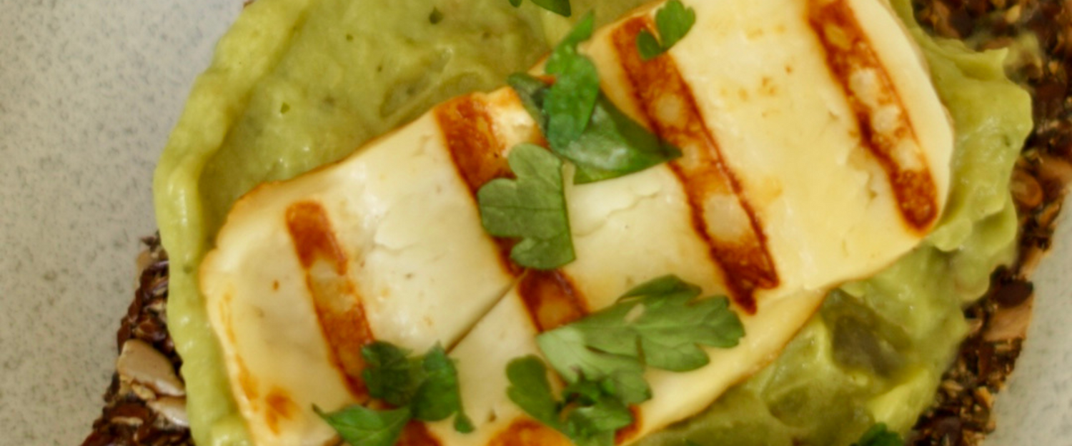 Crackers with grilled halloumi