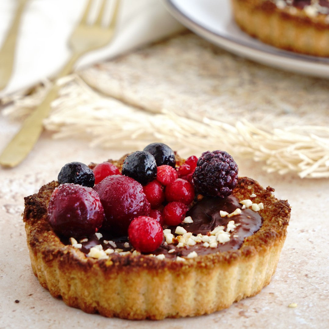 Tartlet with chocolate, hazelnut and fruits
